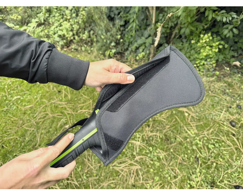 Osoba drží v ruce pouzdro na detektor kovů.