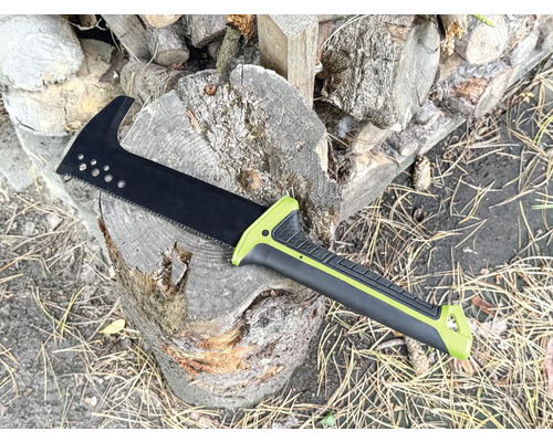 Zahradní pila na pařezu