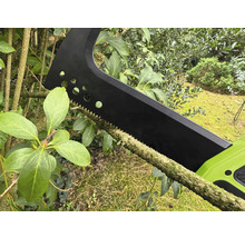 Akumulátorová prořezávací pila řeže větev.