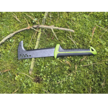 Zahradní pila s hákem na větve na trávníku