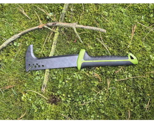 Zahradní pila s hákem na větve na trávníku