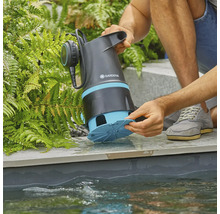 Kalové ponorné čerpadlo Gardena je přidržováno v rybníku.