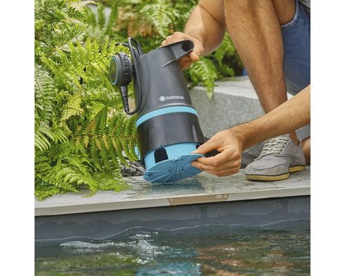 Kalové ponorné čerpadlo Gardena je přidržováno v rybníku.