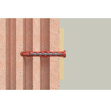 Plastová rozpěrná hmoždinka ve zdi