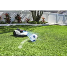 Robotická sekačka na trávníku s fotbalovým míčem