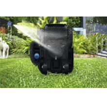 Čištění robotické sekačky proudem vody na trávníku