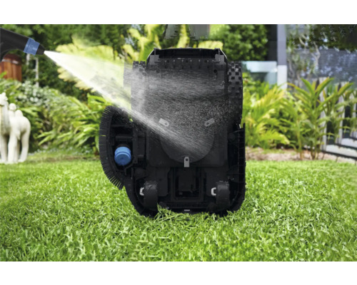 Čištění robotické sekačky proudem vody na trávníku