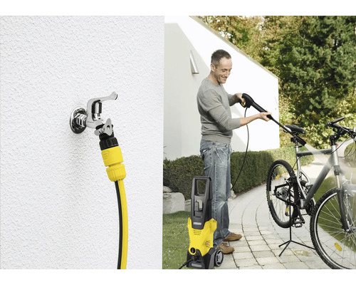 Muž čistí jízdní kolo pomocí vysokotlakého čističe Kärcher. Vidět je také vodovodní kohoutek s hadicovou přípojkou.