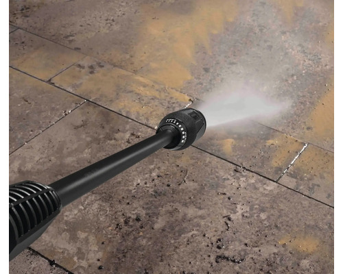 Vysokotlaký čistič v akci při čištění kamenných desek