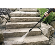 Čištění kamenného schodiště vysokotlakým čističem.