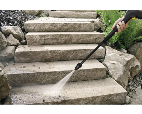 Čištění kamenného schodiště vysokotlakým čističem.