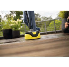 Čistič teras v provozu na dřevěné terase