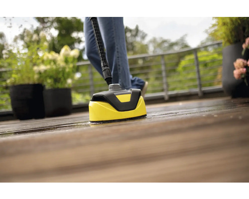 Čistič teras v provozu na dřevěné terase