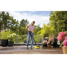 Žena čistí terasu čističem teras.