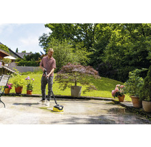 Muž čistí terasu čističem teras