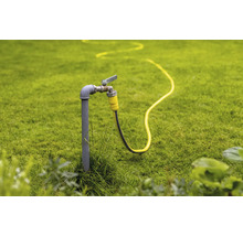 Zahrada s vodovodním kohoutkem a zahradní hadicí