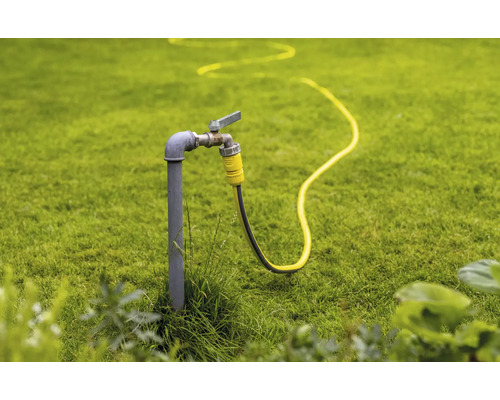 Zahrada s vodovodním kohoutkem a zahradní hadicí