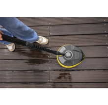 Použití čističe povrchů Kärcher na dřevěné terase k čištění