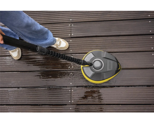 Použití čističe povrchů Kärcher na dřevěné terase k čištění