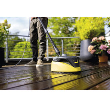 Čistič teras v provozu na dřevěné terase