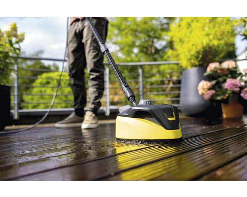 Čistič teras v provozu na dřevěné terase