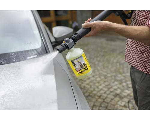 Osoba používá univerzální čistič Kärcher s tlakovou myčkou k mytí auta.