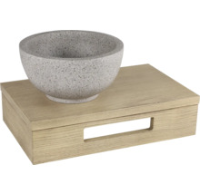 Šedá umyvadlová mísa z kamene na dřevěné spodní skříňce