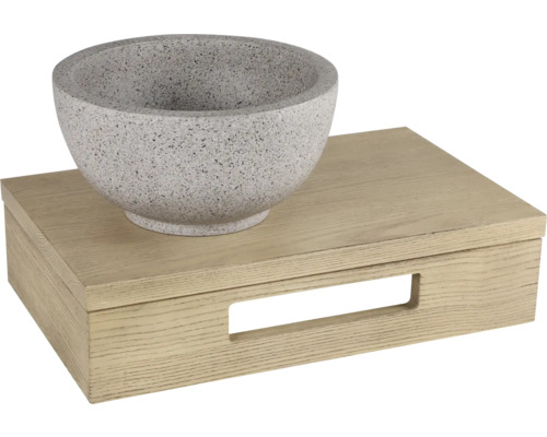Šedá umyvadlová mísa z kamene na dřevěné spodní skříňce