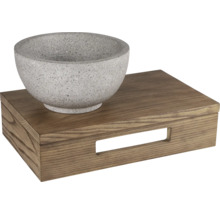 Mísa na dřevěném podnosu