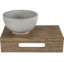 Kamenná mísa na dřevěném podnosu