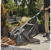 Zahradní scéna se sběračem listí v provozu, který sbírá listí.