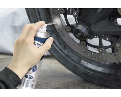Čištění motocyklu sprejem na čištění ráfků