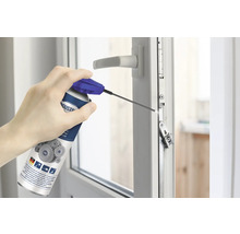 Na okno se nanáší sprej s mazivem.