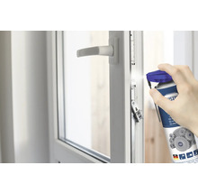 Aplikace maziva na okenní kování.