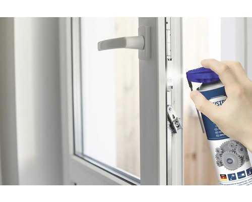 Aplikace maziva na okenní kování.