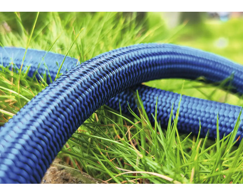 Textilní hadice na trávě