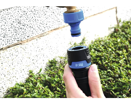 Zahradní hadicová spojka se připojuje k vodovodnímu kohoutku