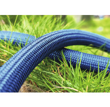 Zahradní hadice na trávě