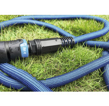 Modrá zahradní hadice s konektorem na trávě