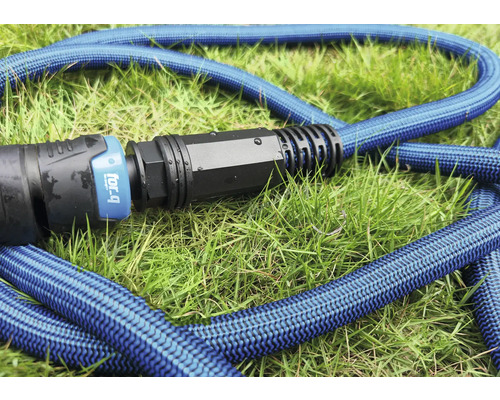 Modrá zahradní hadice s konektorem na trávě