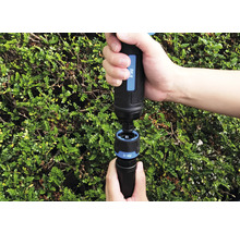 Dvě ruce spojují hadicovou spojku značky for_q.