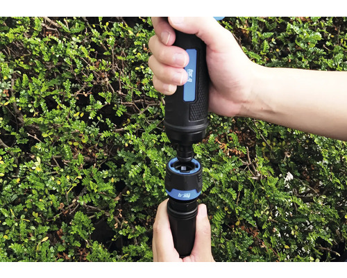 Osoba připojuje zahradní hadici k rychlospojce for_q