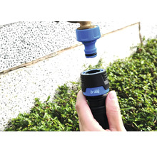 Zahradní hadicová spojka se připojuje k vodovodnímu kohoutku