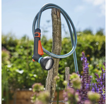 Zahradní hadice se sprchovou hlavicí k zavlažování rostlin