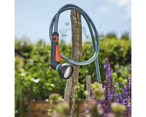 Zahradní hadice se sprchovou hlavicí k zavlažování rostlin