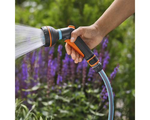 Zahradní sprcha s proudem vody v ruce