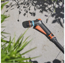Zahradní stříkací pistole Gardena na kamenném povrchu