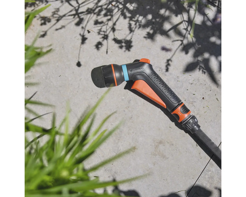 Zahradní stříkací pistole Gardena na kamenném povrchu