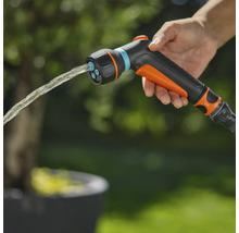 Zahradní hadicová stříkací pistole v provozu s proudem vody
