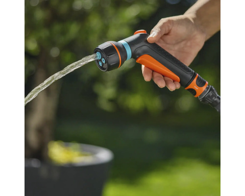 Zahradní hadicová stříkací pistole v provozu s proudem vody